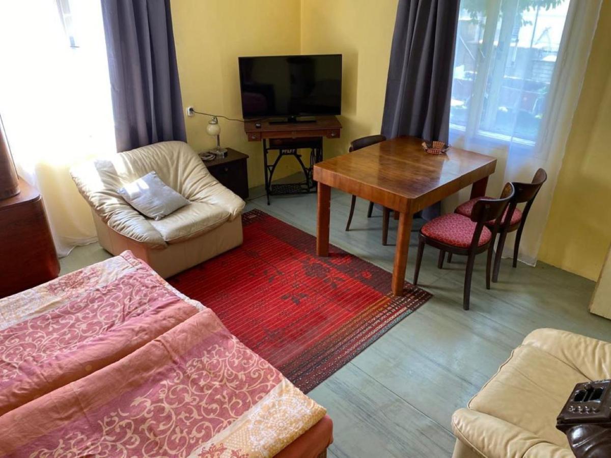 Old Summer House With Renovated Bathroom 프라하 외부 사진